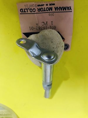 YAMAHA 401-16382-01 ,Axle, Push Lever 401-16382-02-00 cl11