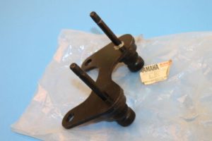 yamaha , Holder, Handle Lwr 10L-23442-00-00,bul5