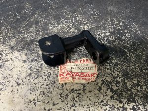 s-l1600-1 Kawasaki 34003-041 HOLDER-FOTREST BAR RH kpeg1