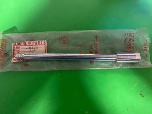 Kawasaki 41068-032 AXLE-FRONT  kbulk3