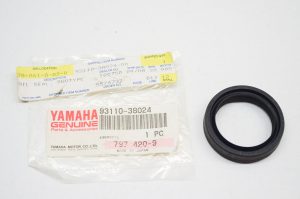Yamaha, 93310-38020-00 , 93110-38024-00 , new # 5GJ-23145-00-00 - OIL SEAL, se4