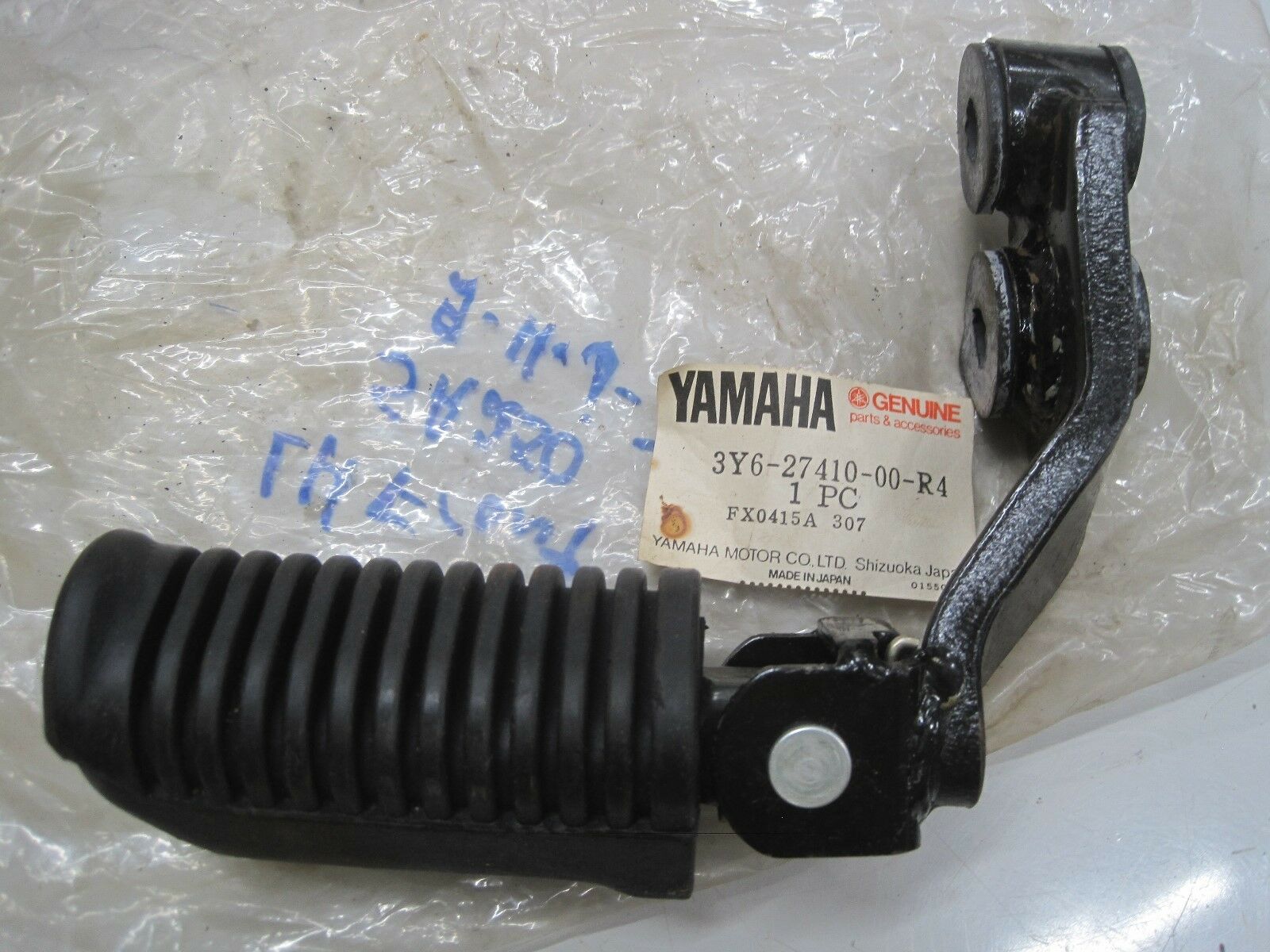 yamaha , Frt Footrest Assembly L BLACK 3Y6-27410-00-R4 , blk17