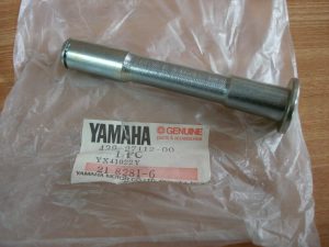 Yamaha 439-27112-00-00 SHAFT, MAIN STAND , fr9