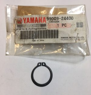 s-l1600 Yamaha 99009-24400-00 CIRCLIP , clp8