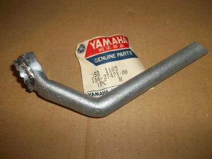 YAMAHA , FOOTREST (RH) | 156-27421-00-00 , pg2
