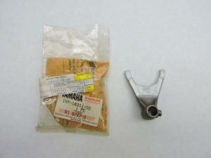 YAMAHA TRANSMISSION SHIFT FORK / 1UY-18311-00-00 , tr8